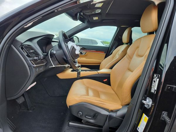 2017 VOLVO XC90 Momentum