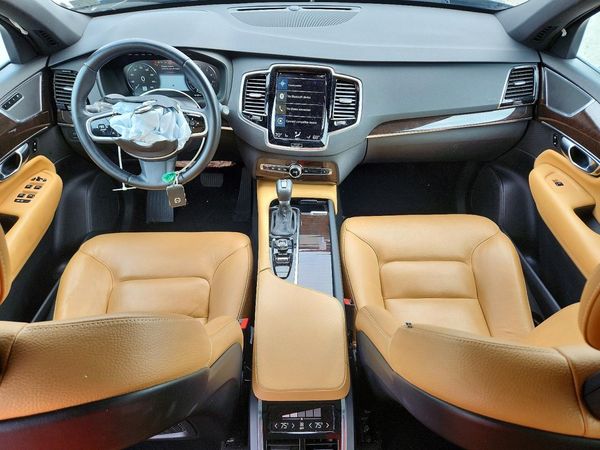 2017 VOLVO XC90 Momentum