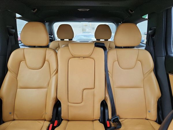 2017 VOLVO XC90 Momentum