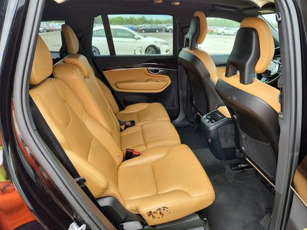 2017 VOLVO XC90 Momentum
