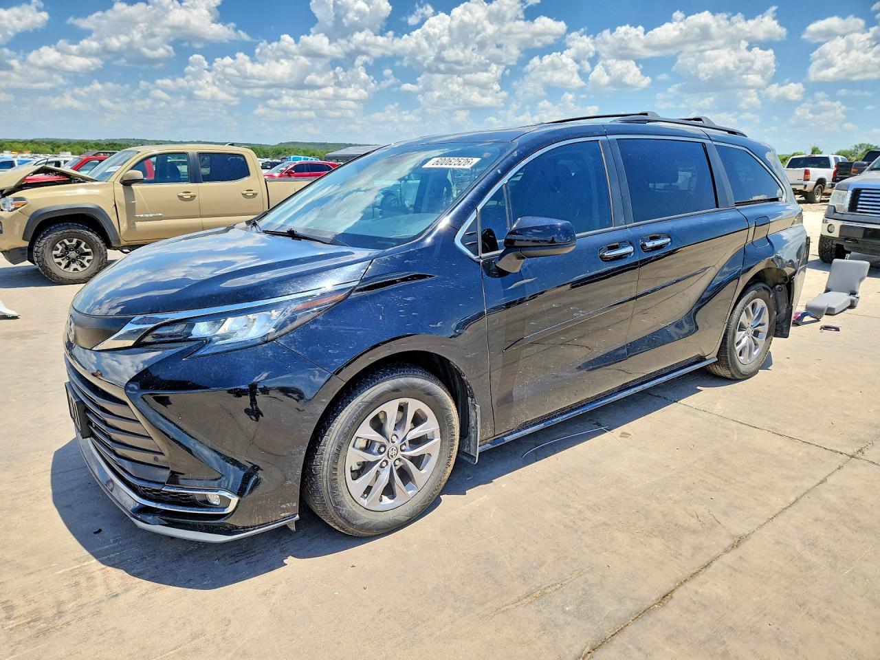 2023 TOYOTA SIENNA XLE — Front 3/4