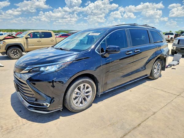 2023 TOYOTA SIENNA XLE — Front 3/4