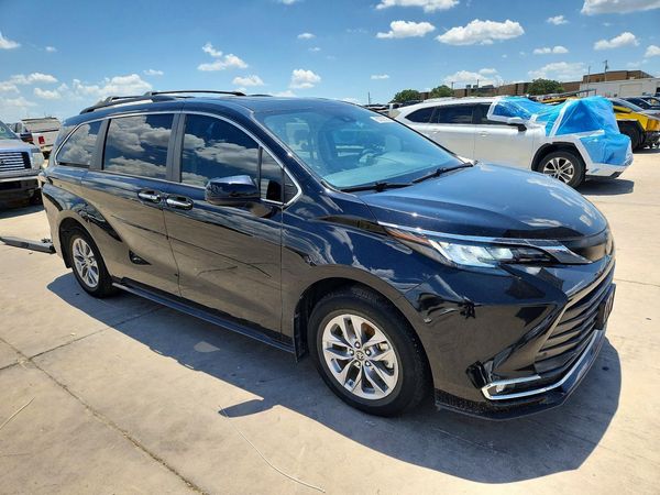 2023 TOYOTA SIENNA XLE — Passenger 3/4