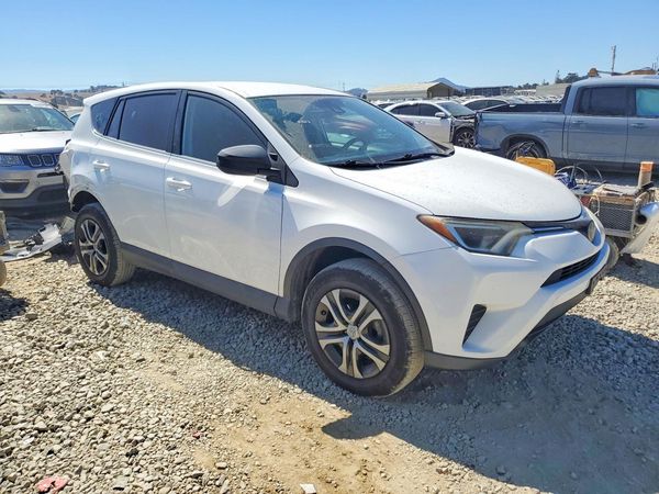 2018 TOYOTA RAV4 LE — Passenger 3/4