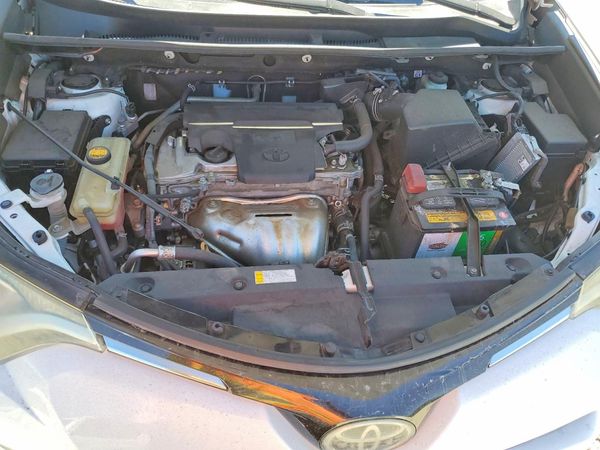 2018 TOYOTA RAV4 LE — Engine bay