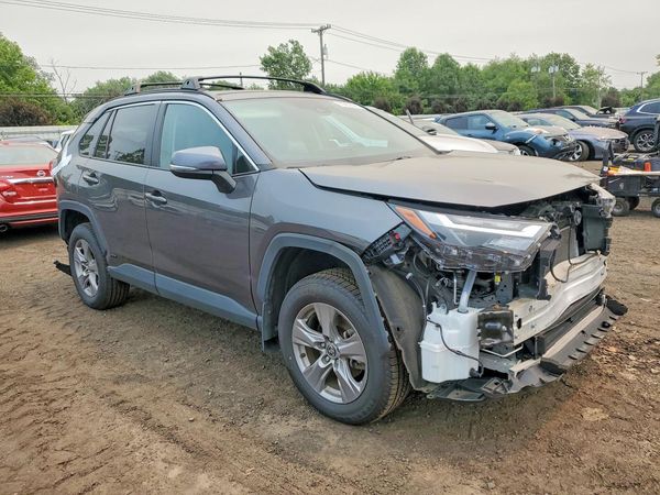 2023 TOYOTA RAV4 XLE — Passenger 3/4