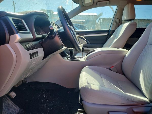2017 TOYOTA HIGHLANDER LE
