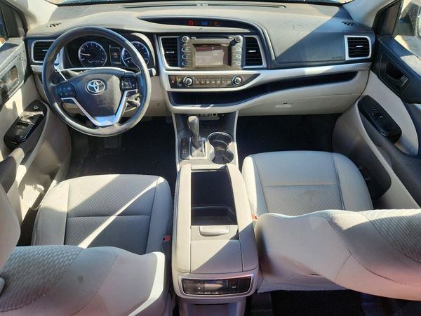 2017 TOYOTA HIGHLANDER LE