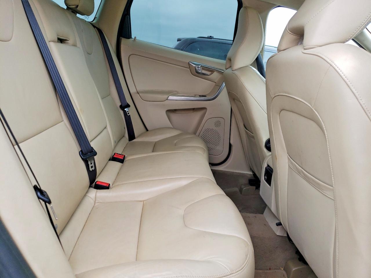 2015 VOLVO XC60 Premier+ (non R design)