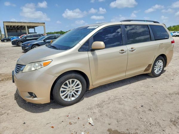 2014 TOYOTA SIENNA