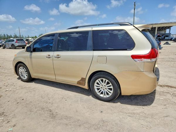 2014 TOYOTA SIENNA