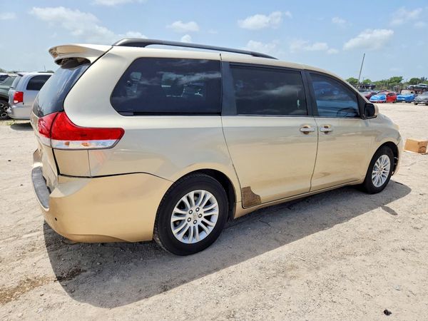 2014 TOYOTA SIENNA