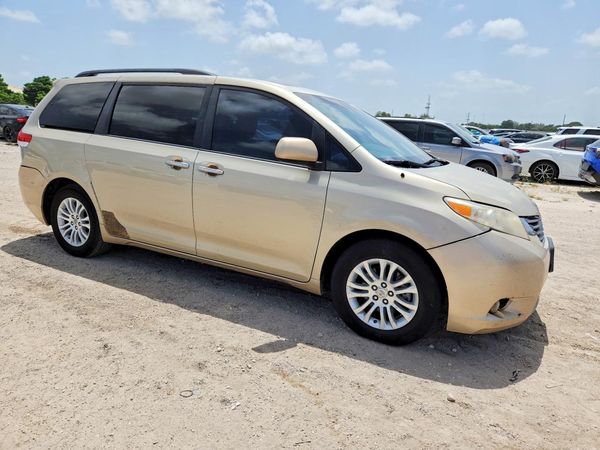 2014 TOYOTA SIENNA