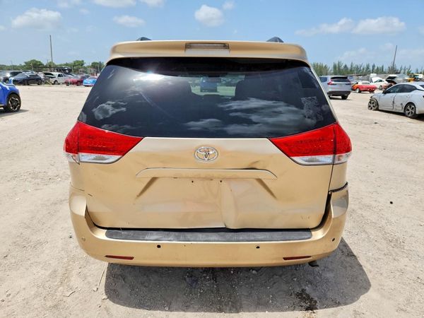 2014 TOYOTA SIENNA