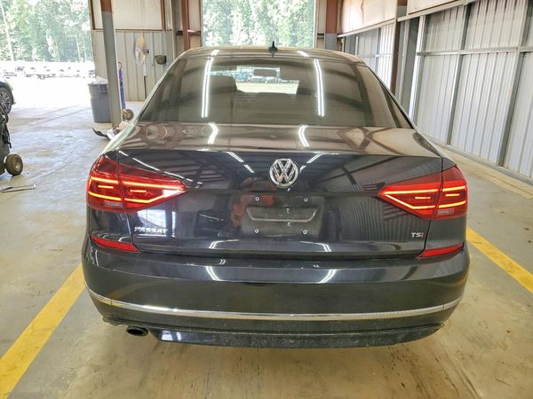 2018 VOLKSWAGEN PASSAT S, R-Line