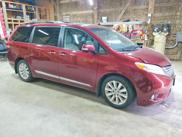 2013 TOYOTA SIENNA