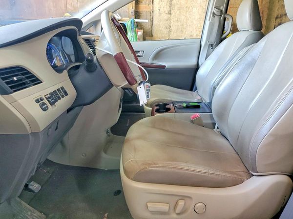 2013 TOYOTA SIENNA
