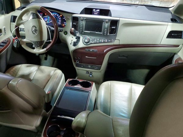 2013 TOYOTA SIENNA
