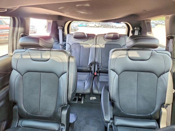 2023 JEEP GRAND CHEROKEE Laredo, Altitude