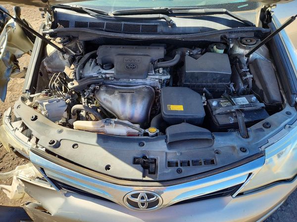2014 TOYOTA CAMRY — Engine bay