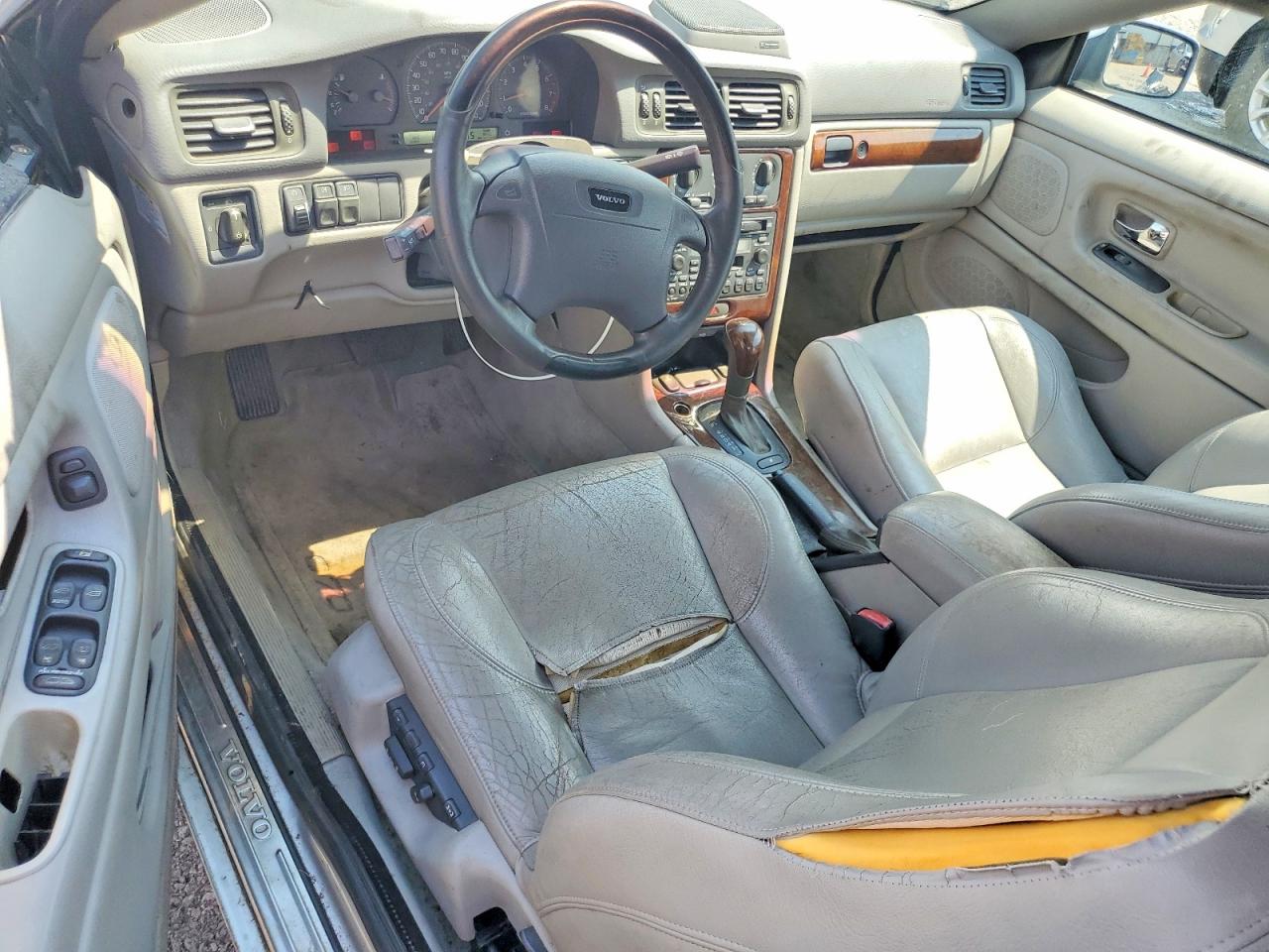 2004 VOLVO C70