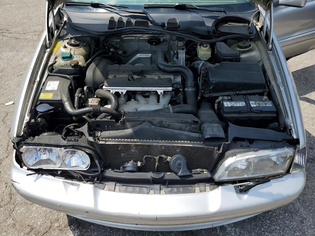2004 VOLVO C70