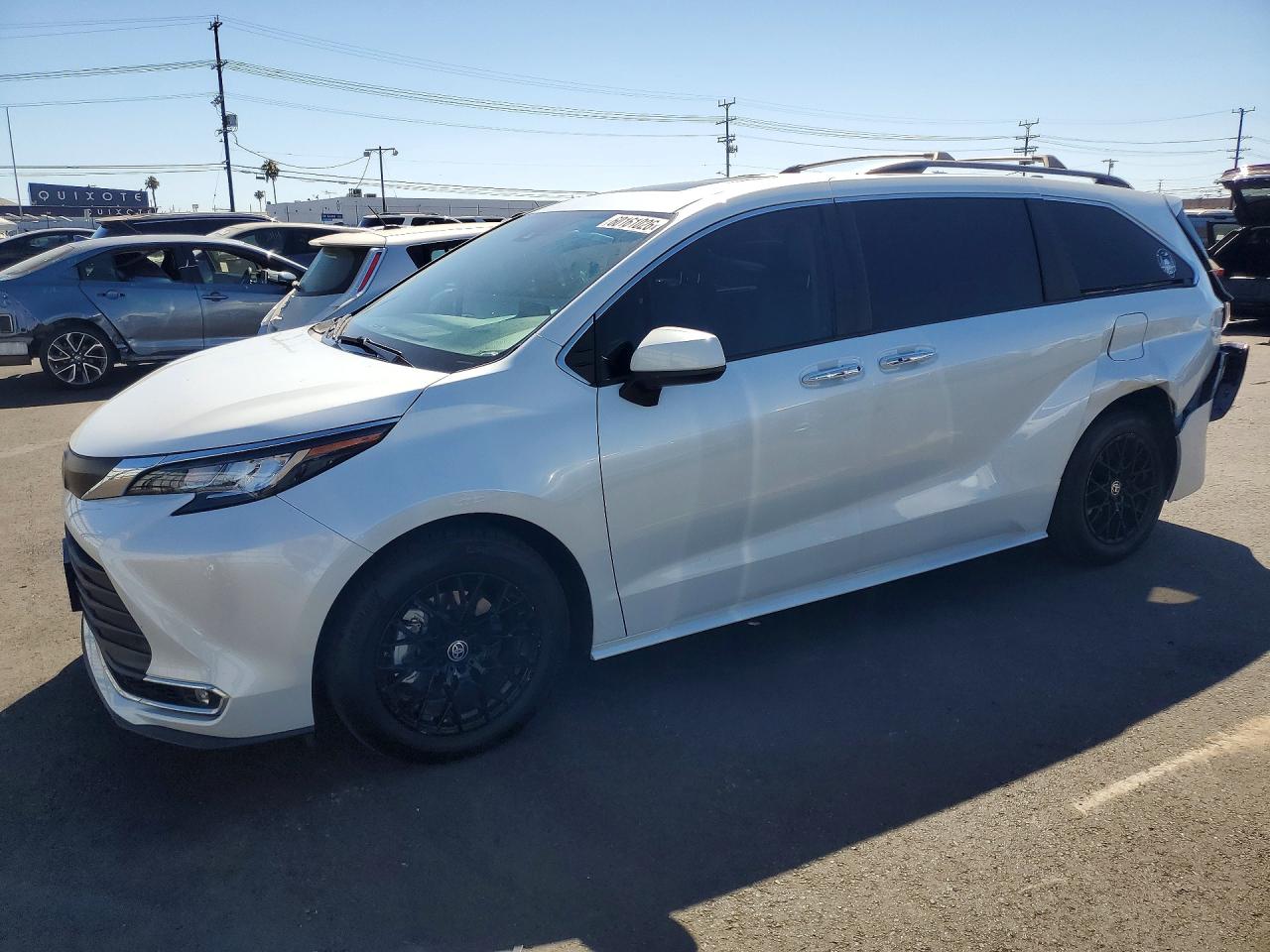 2022 TOYOTA SIENNA XLE
