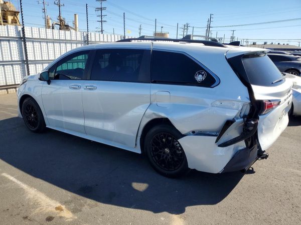 2022 TOYOTA SIENNA XLE