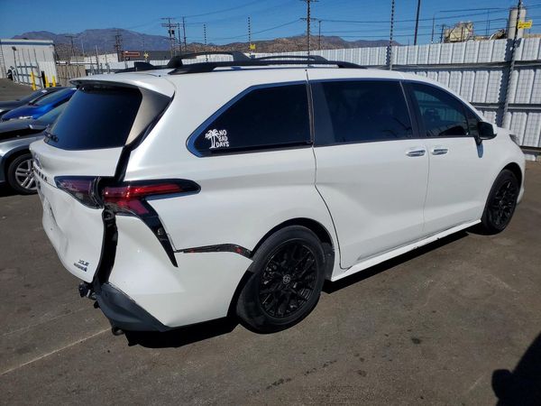 2022 TOYOTA SIENNA XLE