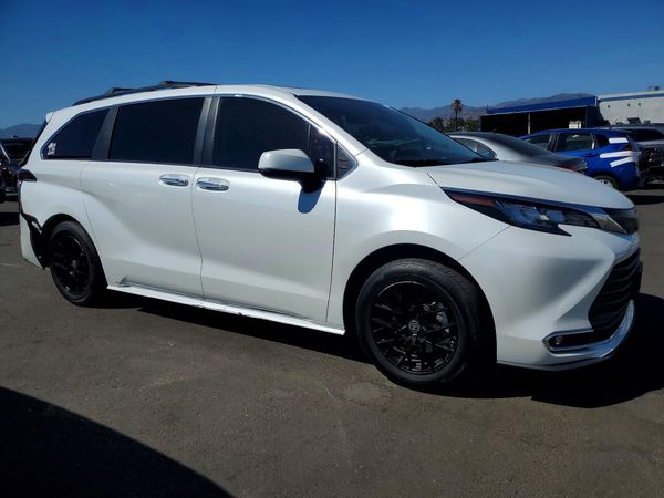 2022 TOYOTA SIENNA XLE