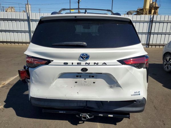 2022 TOYOTA SIENNA XLE