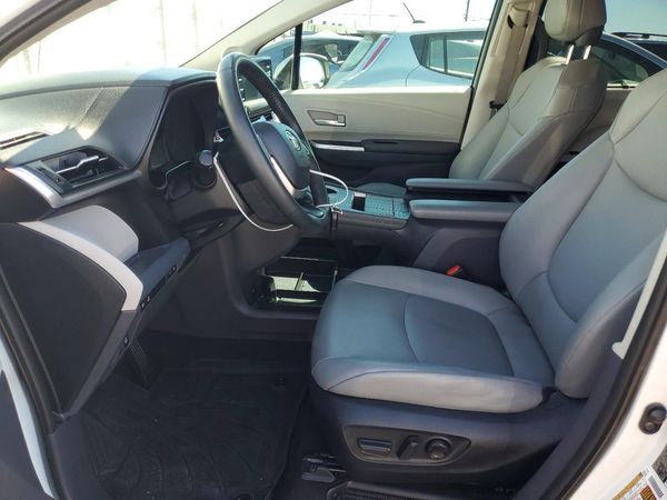 2022 TOYOTA SIENNA XLE