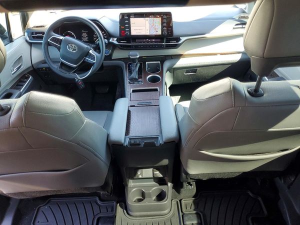 2022 TOYOTA SIENNA XLE