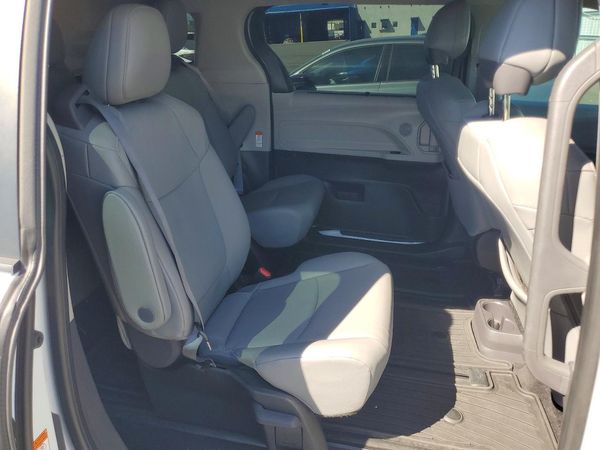 2022 TOYOTA SIENNA XLE