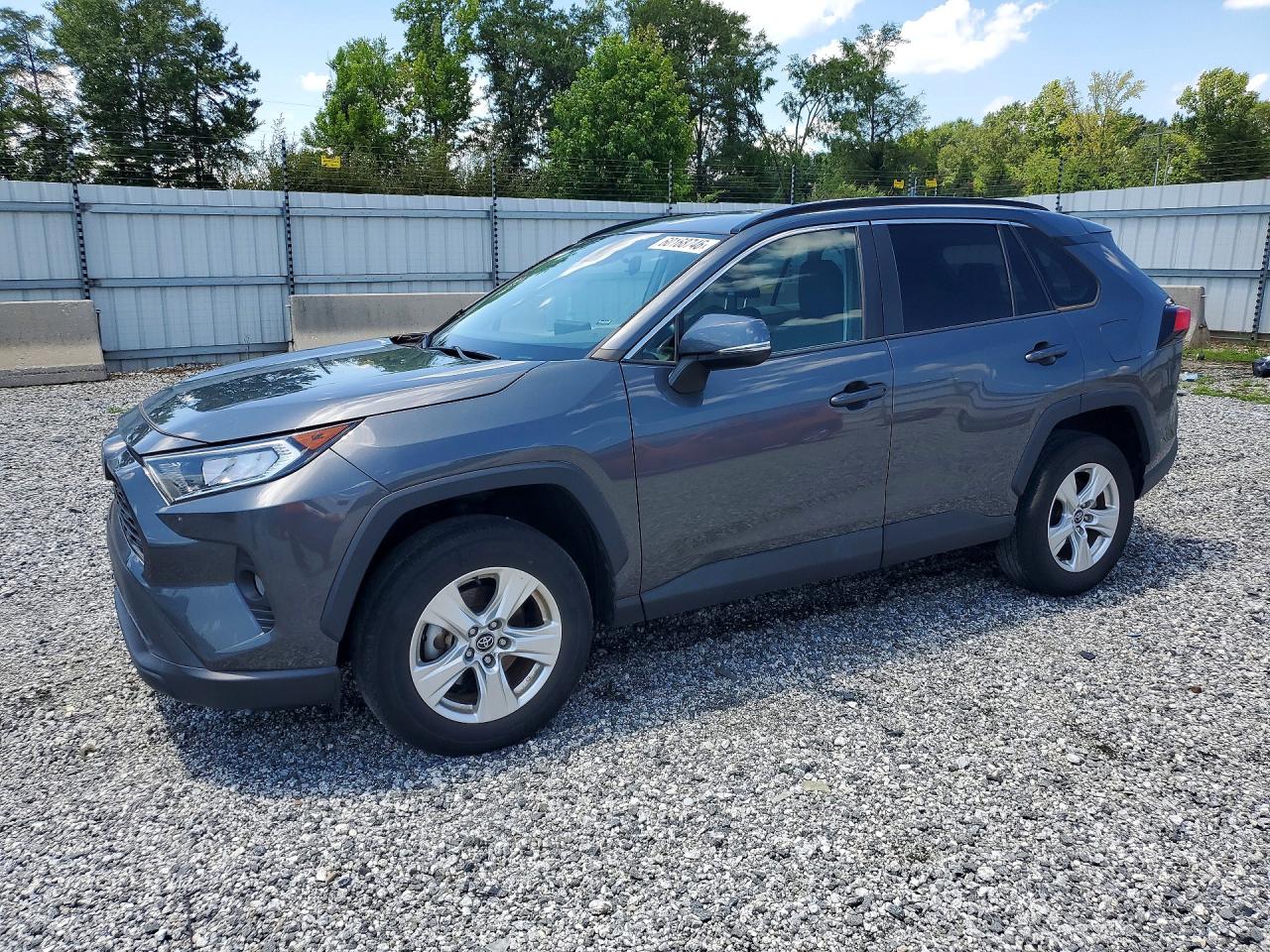 2021 TOYOTA RAV4 XLE — Front 3/4