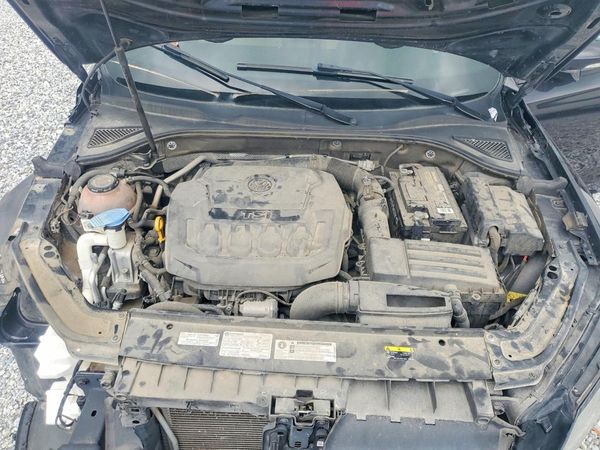 2018 VOLKSWAGEN PASSAT S, R-Line — Engine bay