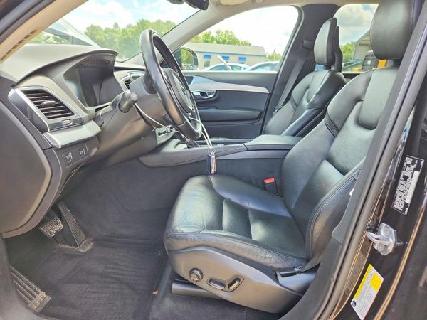 2017 VOLVO XC90 Momentum