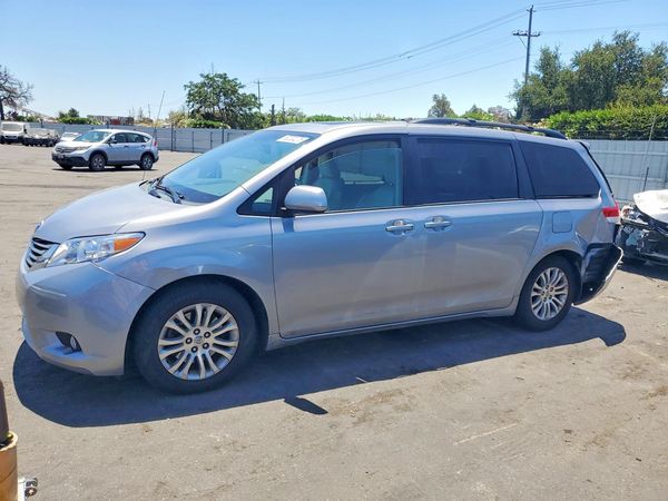 2012 TOYOTA SIENNA