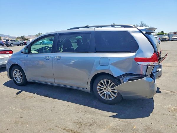 2012 TOYOTA SIENNA