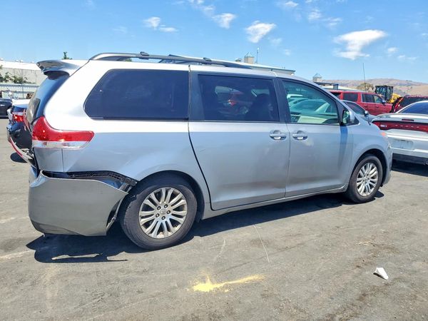2012 TOYOTA SIENNA