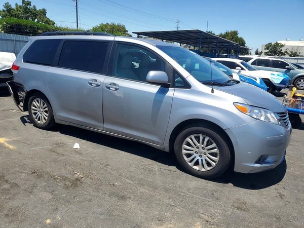 2012 TOYOTA SIENNA