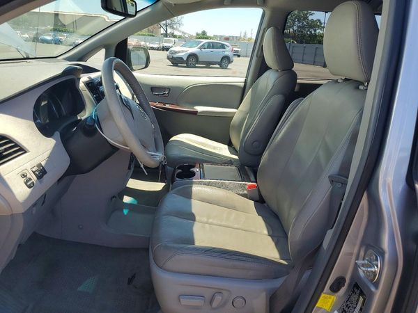 2012 TOYOTA SIENNA