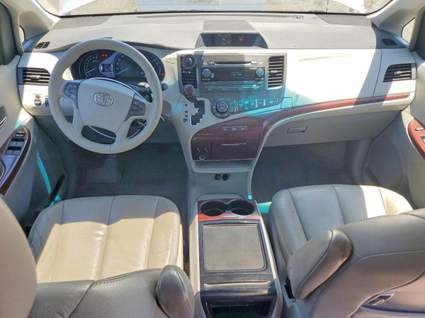 2012 TOYOTA SIENNA
