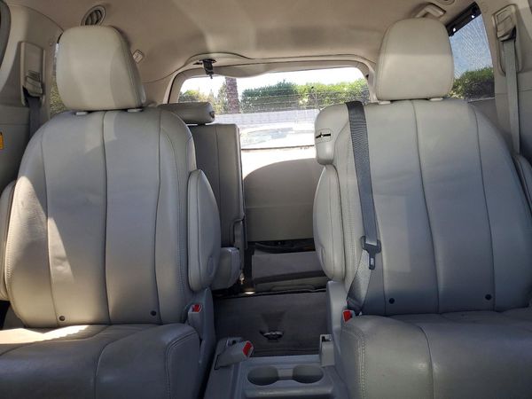 2012 TOYOTA SIENNA