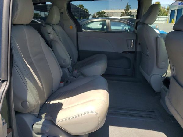 2012 TOYOTA SIENNA