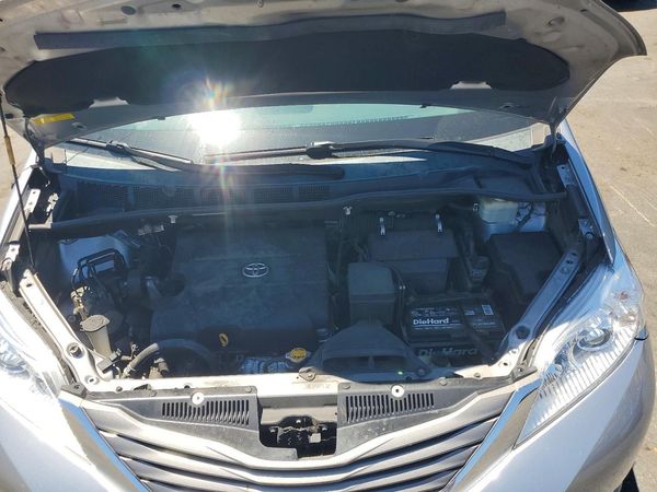 2012 TOYOTA SIENNA