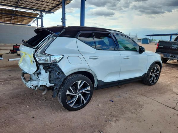 2021 VOLVO XC40 R-Design