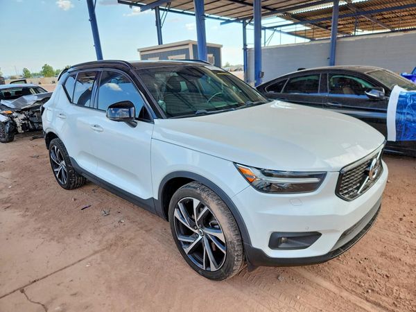2021 VOLVO XC40 R-Design