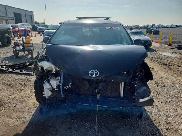 2014 TOYOTA SIENNA