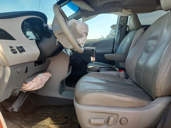 2014 TOYOTA SIENNA
